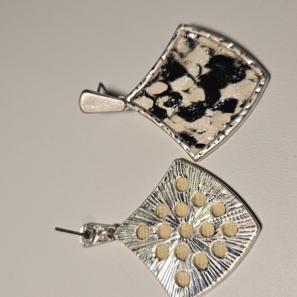 Earrings - Picture 4 of 4